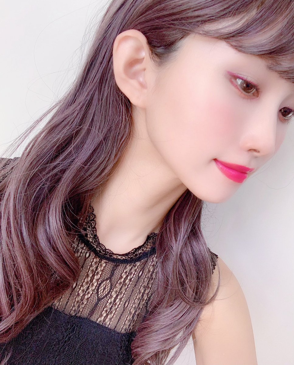 atokobi's tweet photo. セカンドがブルベ冬なので彩度が命🥺
ショッキングピンクとかレッドとか強めのブルベカラーはそこまで苦手じゃない🤔
逆にパステルカラーになると春の色でもあまり似合わないので、セカンドがどの季節かっていうのも重要だなぁと思います🤭✨

↓↓↓ブルベ冬向けカラーの洋服とメイクの時 https://t.co/xSRiLRkfsm