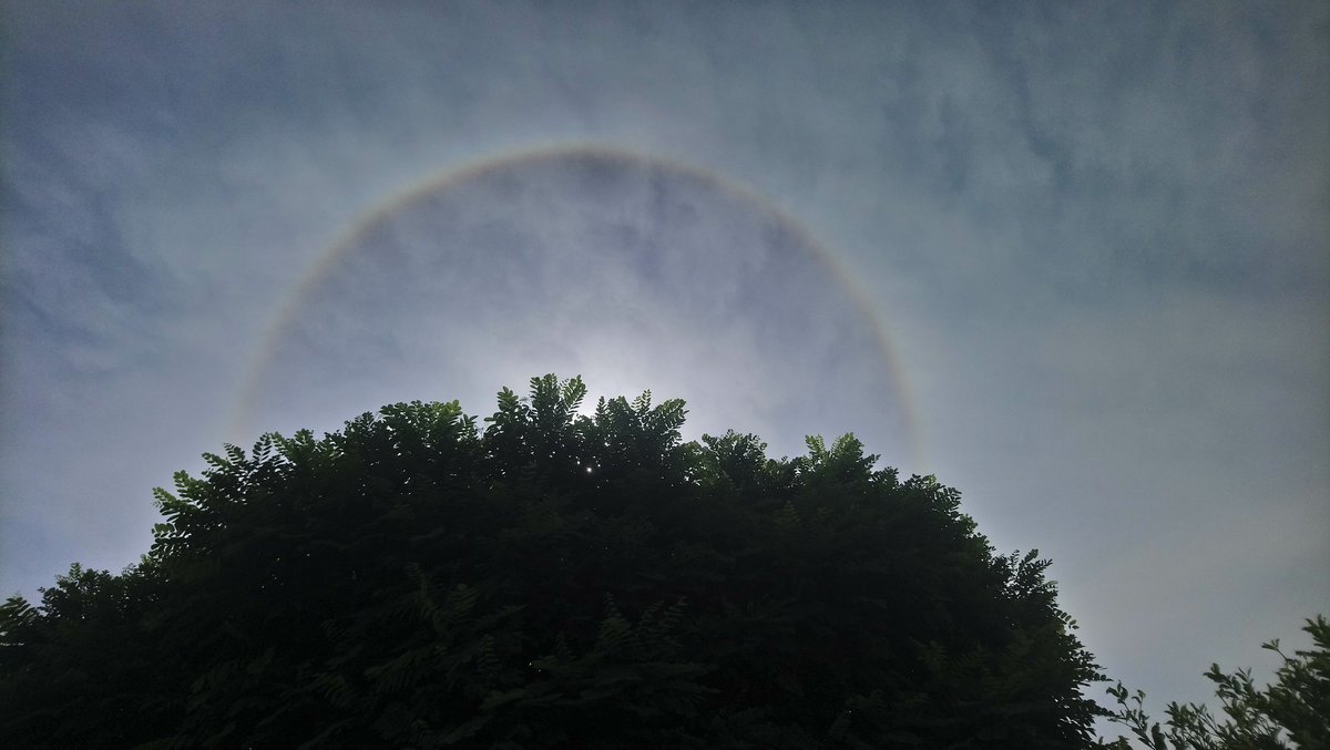 XXXLLUTZ's tweet photo. Kreis runder 🌈 #Regenbogen?
Oder was ist das? https://t.co/goooCxnlZs