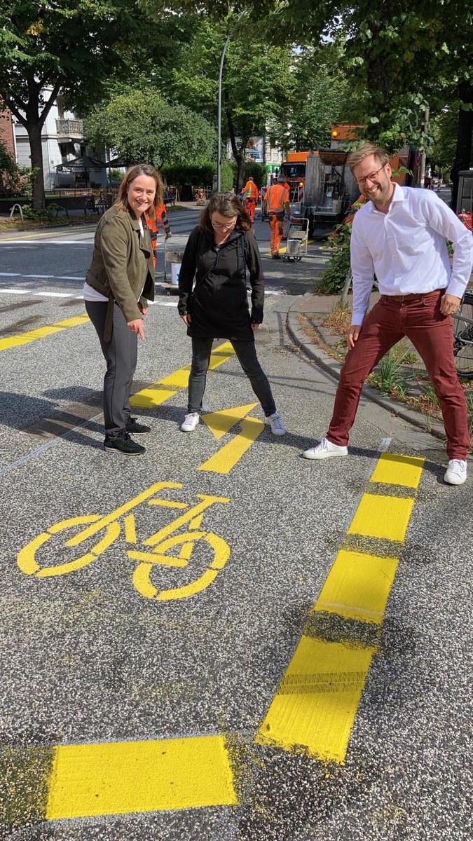 Da ist er der neue Pop Up Radweg. Gelbe Farbe noch feucht