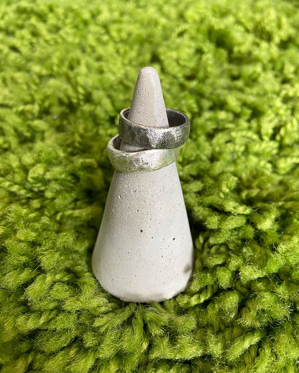 LostBoyBling's tweet image. Bands in all different textures, weights and oxidised hues - always 100% recycled 925 silver - give me a shout to talk about yours 🖤 #LostBoyJewellery
.
.
.
#bespokeringdesign #customringdesign #signetring #925sterlingsilver #925silver #jewellerydesign #lostwaxcarving