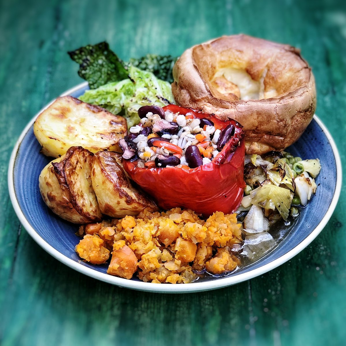 thefellowpub's tweet photo. New Vegetarian Roast on the go!!!

Delicious 'Stuffed Red Pepper' - petal barley, red kidney beans, shallots and sage.

Happy tasty Sunday!! 😁

#sundayroast #vegetarian #stuffedpeppers #sundays #thefellowkitchen #chefgreg #thefellowkingscross #sundayvibes #youngspubs https://t.co/1jCUWVk4ul