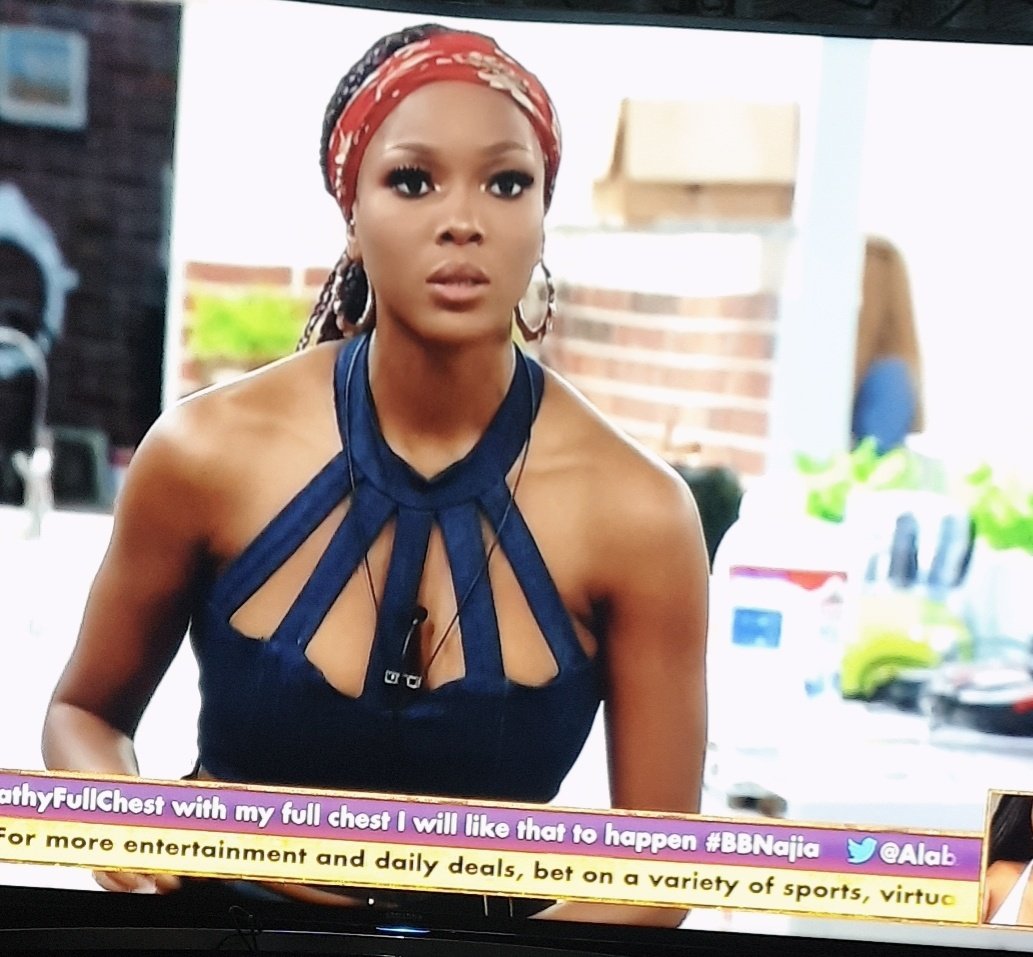 _gladtidings__'s tweet photo. Sorry to disrespect you my fave...
But I have been imagining this since morning 
Retweet for @veeiye 
Like for Erica 
#GodOfVee
#BBNaija https://t.co/KD9uHc4nI8