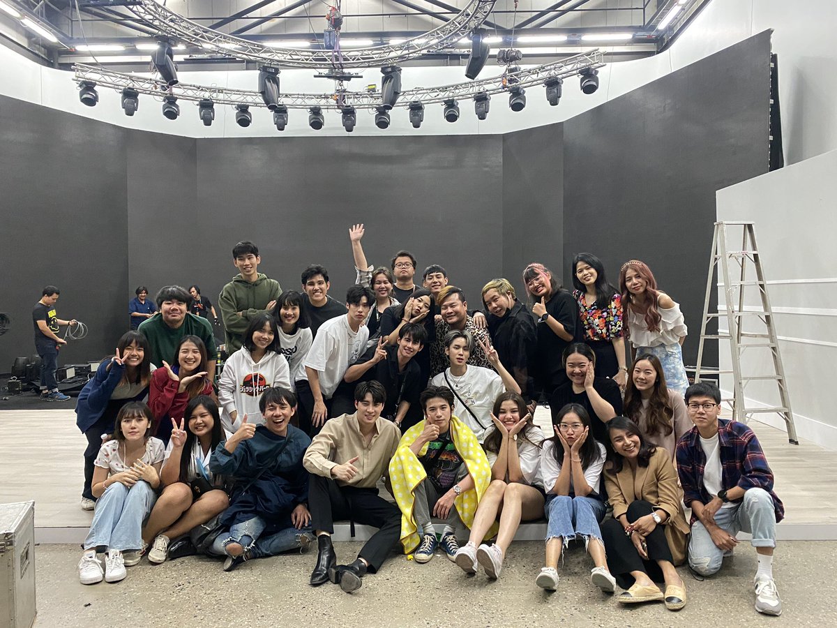 ZaanookJukkroww's tweet photo. ขอบคุณทุกมิตรภาพที่ให้มาน้องนักแสดง ทีมงานทุกสังกัด ทีมมิวสิคัล ทีมแอคติ้ง ทีมเสตจ ทีม Vlive ที่ทำให้สังกัดเล็กๆทำงานได้ขนาดนี้เพราะมิตรภาพจริงๆ   เรานั่งคิดบทนานมาก เพื่ออยากถ่ายทอดน้องตั้งแต่เข้าวงกา�� มิวสิคัลพิชนั่งฟังมีน2ชม เพื่อ10นาที มันเป็นยิ่งกว่าซิทคอม #Meansitcomworld https://t.co/jDnvMD4DKk