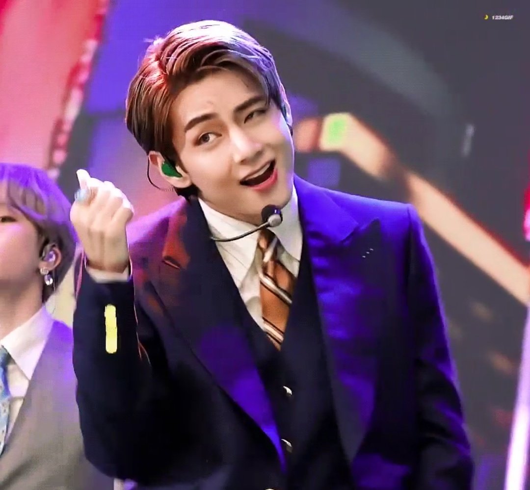 i love it when taehyung is feeling himself with some attitude 💅