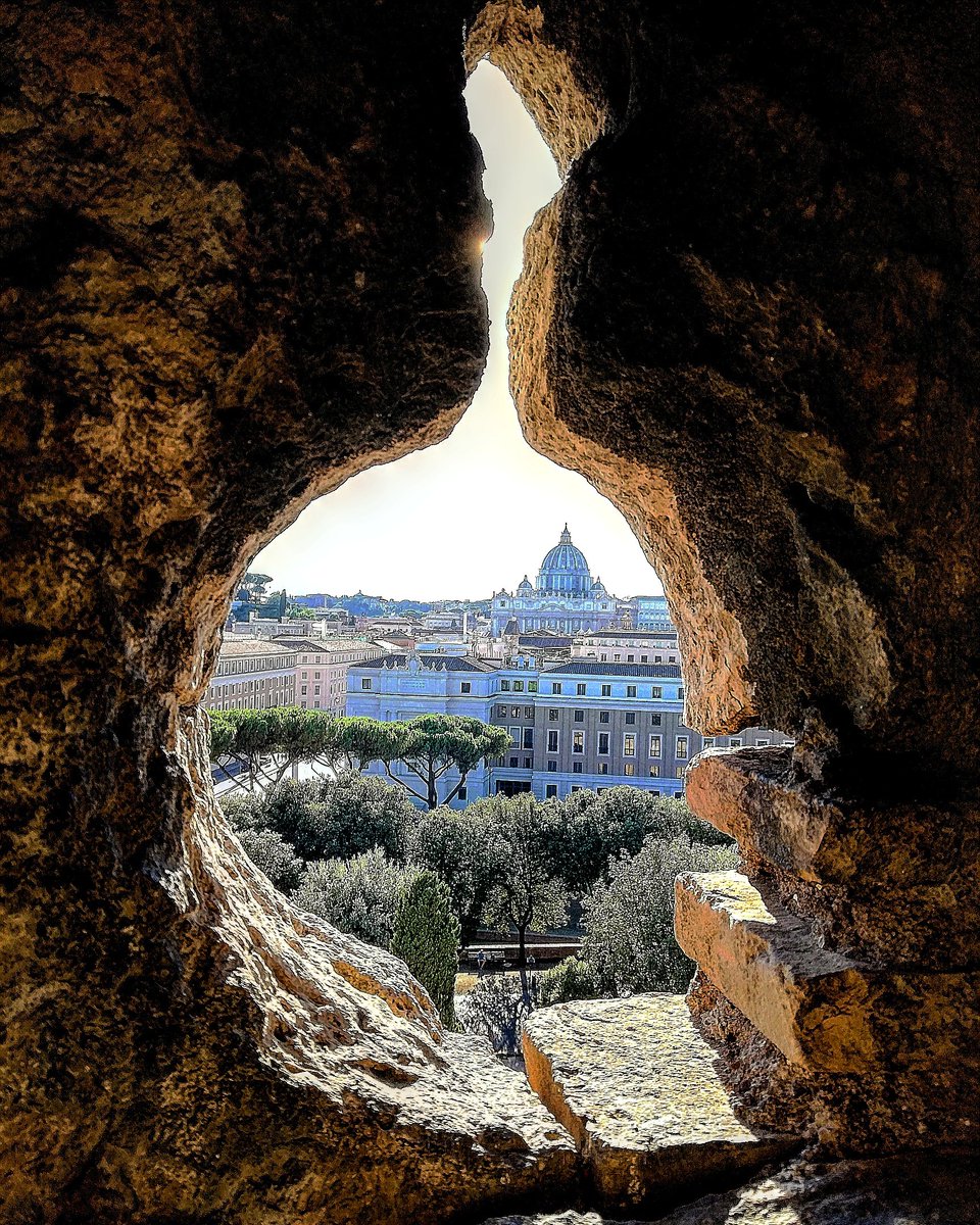 MaxCampanella's tweet image. Sometimes from a hole you can see unexpected panoramas.
Castel Sant&apos;Angelo, Roma. #secretview #Roma #panorama