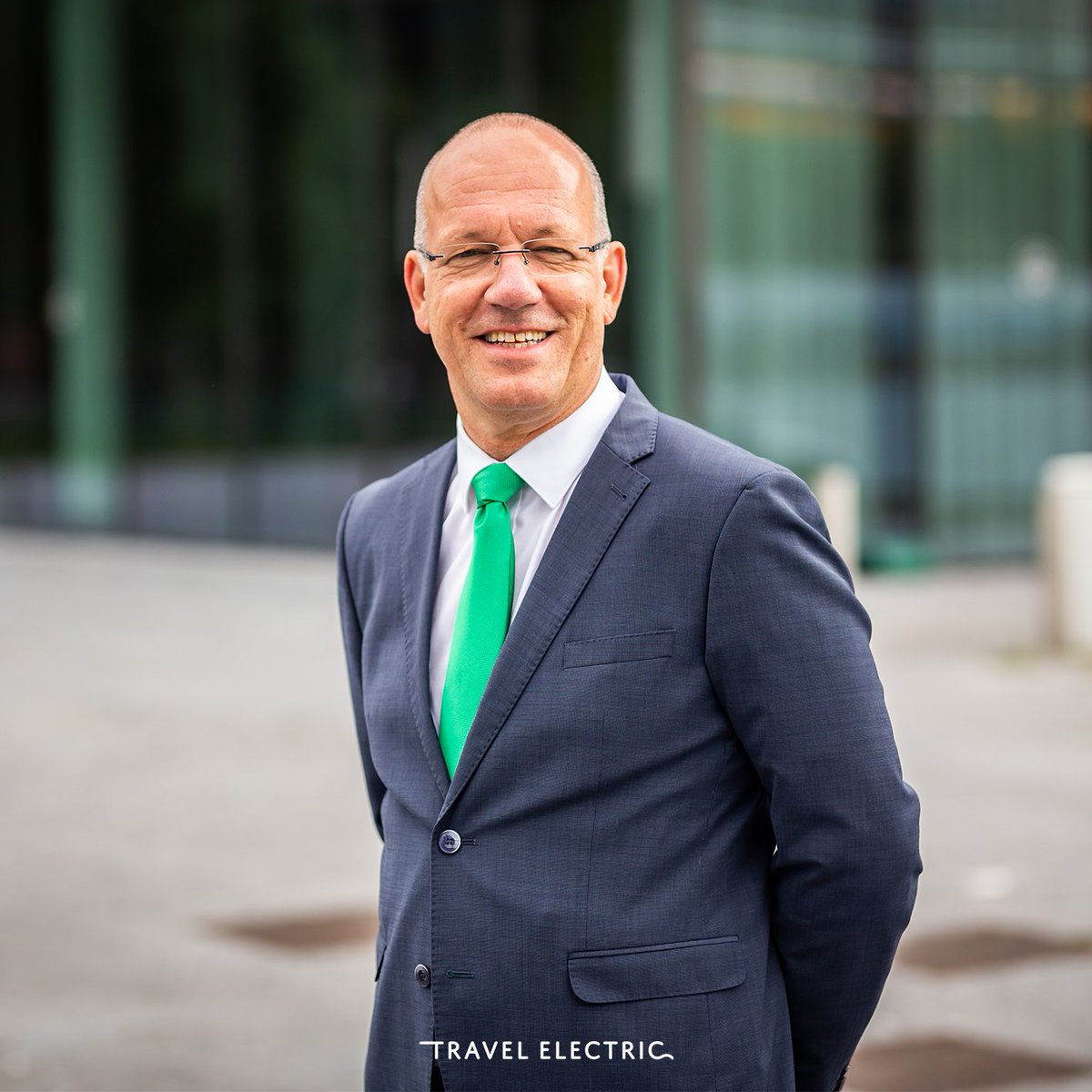 Onze chauffeurs hebben bijzondere achtergronden: Ondernemer, winkelier, effectenmakelaar en account manager. Nu kiezen zij ervoor om jou te helpen met duurzame ritten in moderne Tesla’s. Onze chauffeurs, de drijvende kracht achter duurzame verandering. #DrivingChange