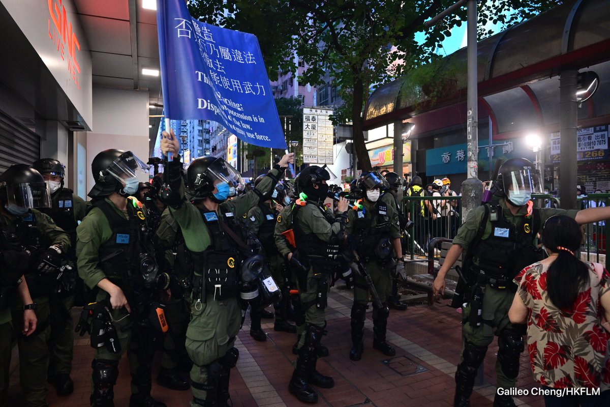 galileocheng's tweet photo. Another mysterious blue flag with no protestors in Nathan Road https://t.co/jz9zbUMt50
