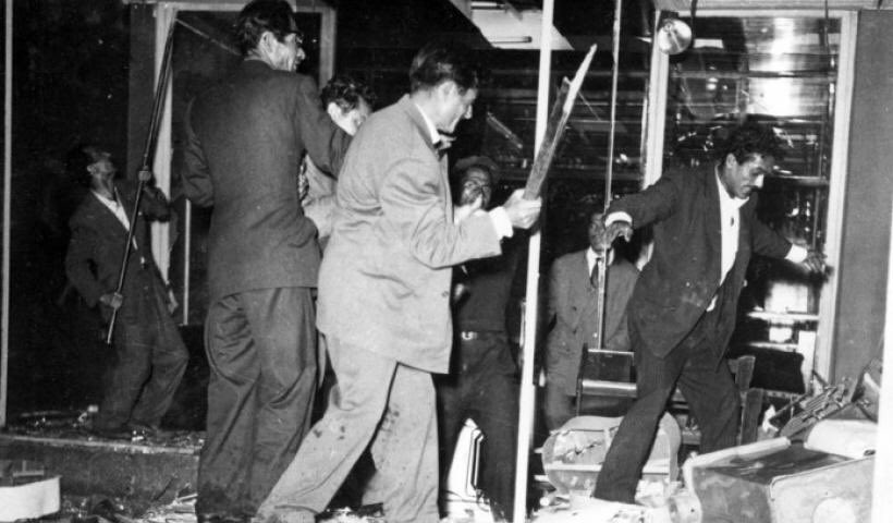 7/The cost of the destruction of   #Greek properties (shops in the most prominent areas of   #Istanbul, homes, villas, institutions, production units, etc.) amounted to an estimate by the Greek Government of ca. 500,000,000 dollars.  #Pogrom1955   #LethalNationalism  #TurkeyTerrorState