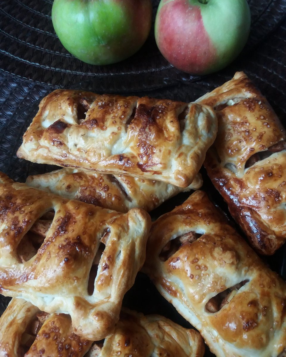 JoannaMariaW's tweet photo. Autumn & Sunday 🍏 French pastries with apples, cinnamon and vanilla sugar #bymoi https://t.co/uW3a3zyLAv