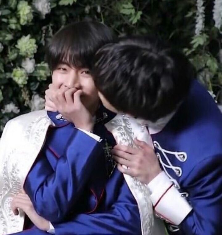 เด็กผู้หยิงจุ๊บ                เด็กผู้ชายจุ๊บ