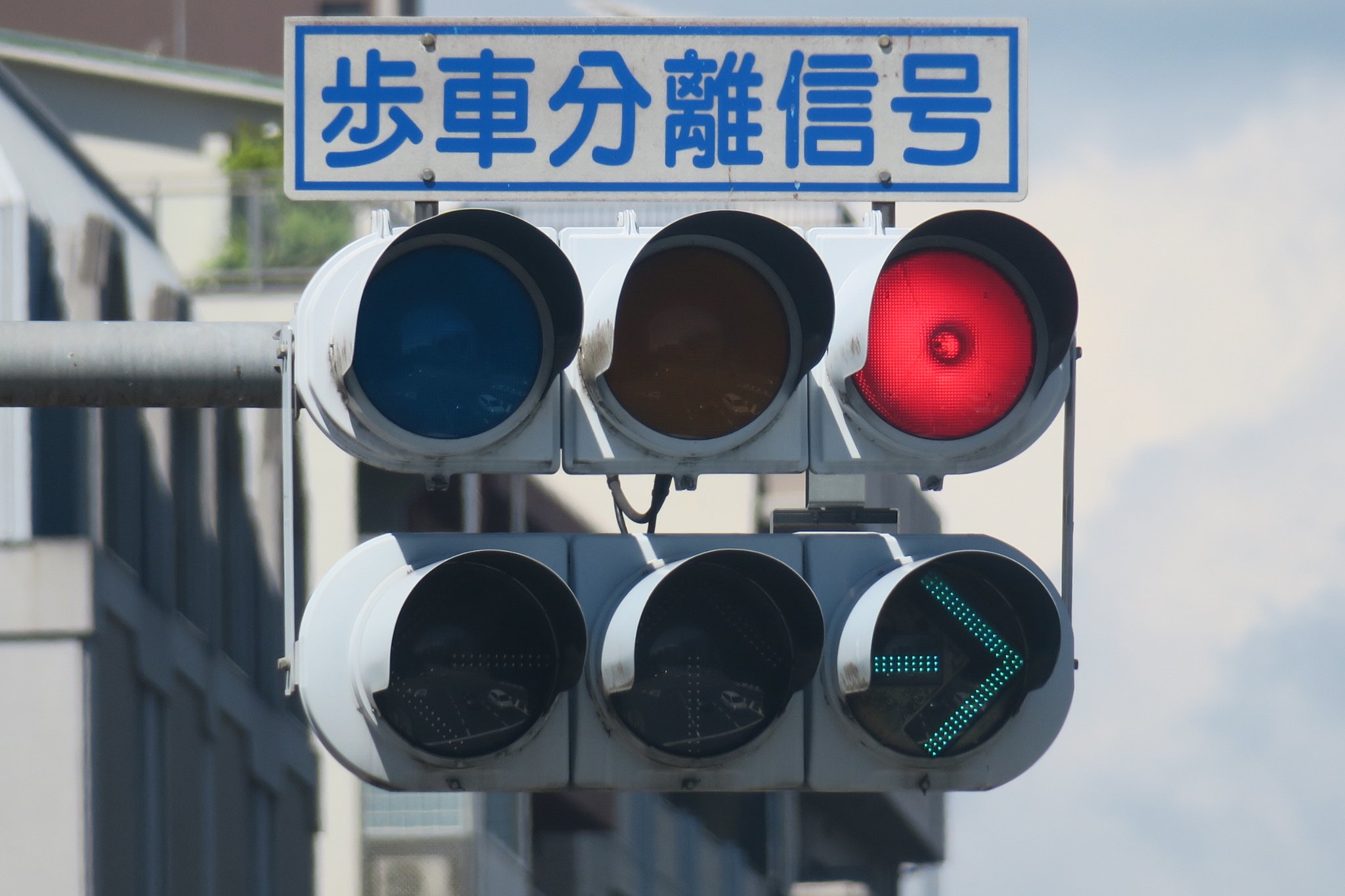 Shohei Green 京都 多眼分割型 電材 一体型2列 初期3列led矢印 日信 多眼レンズの分割型と 一体型 Led矢印の組み合わせですが 左折と直進矢印は2列なのに対し 右折だけ初期の3列となっています 7年の差ですが さすがに見づらいです 0905撮影