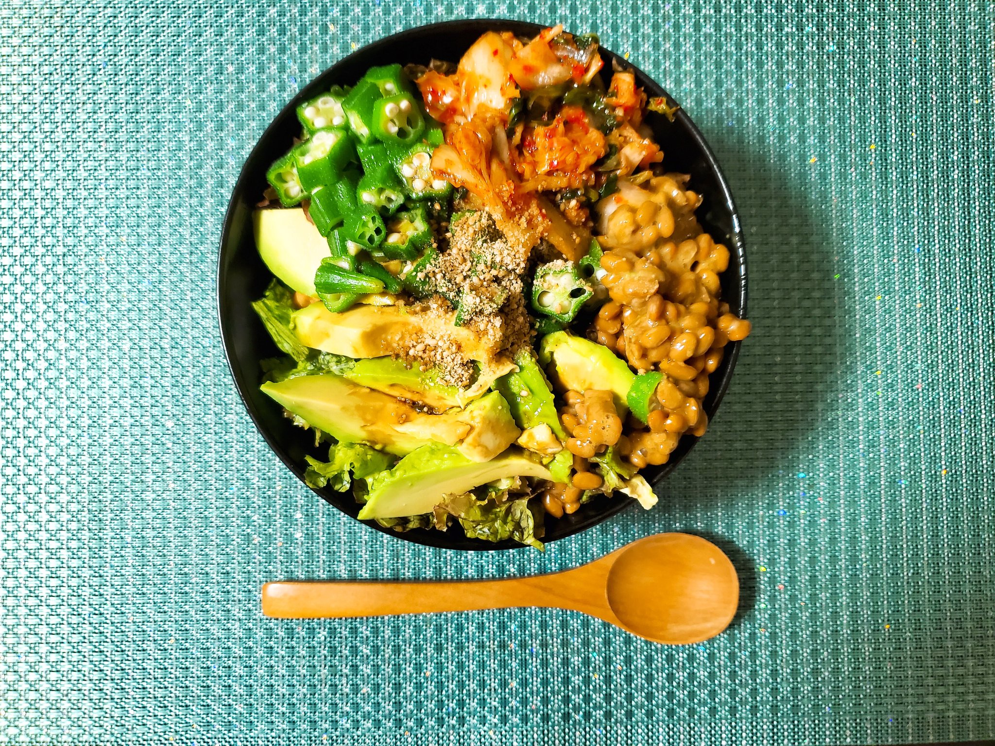 もうみん Twitterでバズってたサニーレタス引き詰めて 納豆キムチオクラきゅうり茗荷大場アボカド適当に乗せて塩 ごま油 醤油 ゴマふるやつ 玄米の代わりに豆腐使った T Co Vpnndt0tog Twitter