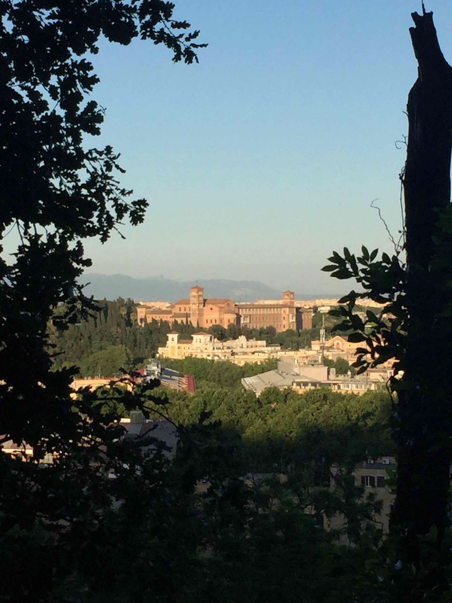 InStereotype13's tweet photo. Una #vista #maivista! va bene #SanPietro #TrinitaDeiMonti e #Vittoriano... ma quello che è...? (e da dove si vede?)
#concorsino #estivo di #StereoType
una #foto una #domanda #ricchi #premi
#Roma #alternative #panorama https://t.co/Z5WmP5Axf9