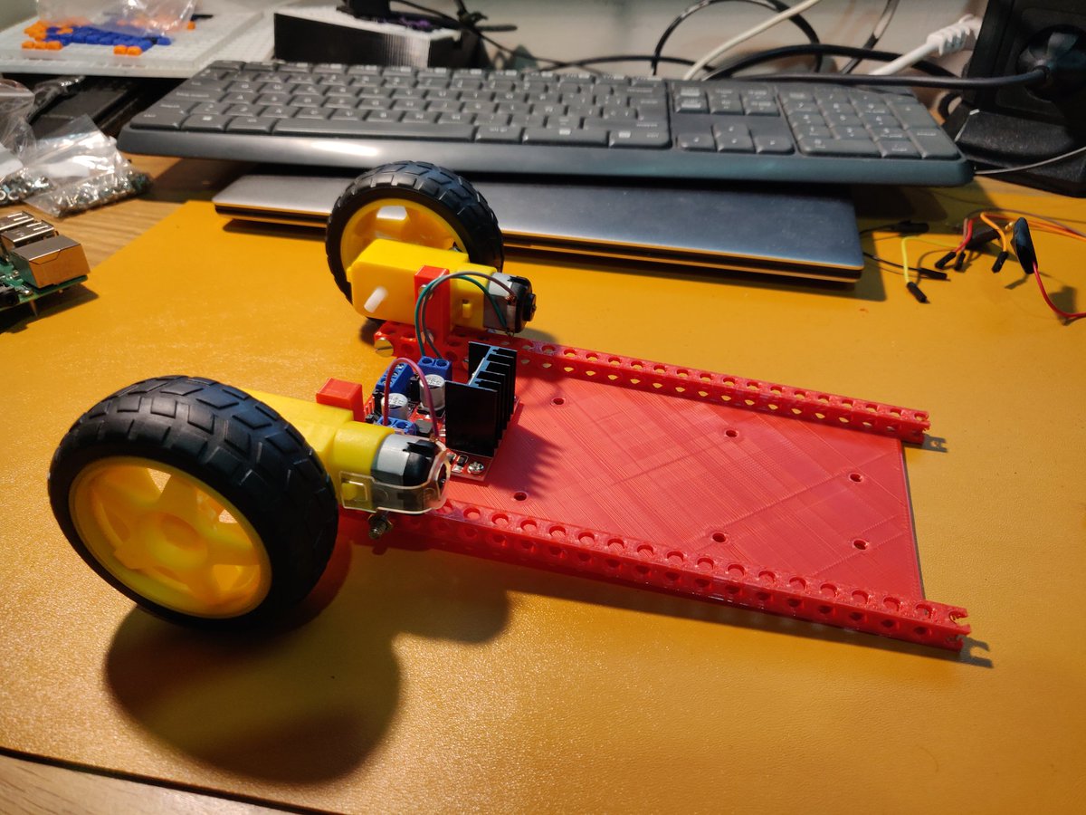 Javi__Pacheco's tweet photo. Domingo de montaje. Raspberry con batería, ruedas y sensor de distancia. He cambiado todo el chasis usando #BitBeam. Muy divertido, rollo Lego pero DIY. Sólo me faltan los sensores sigue líneas 😍 https://t.co/z7YAvJOu1f