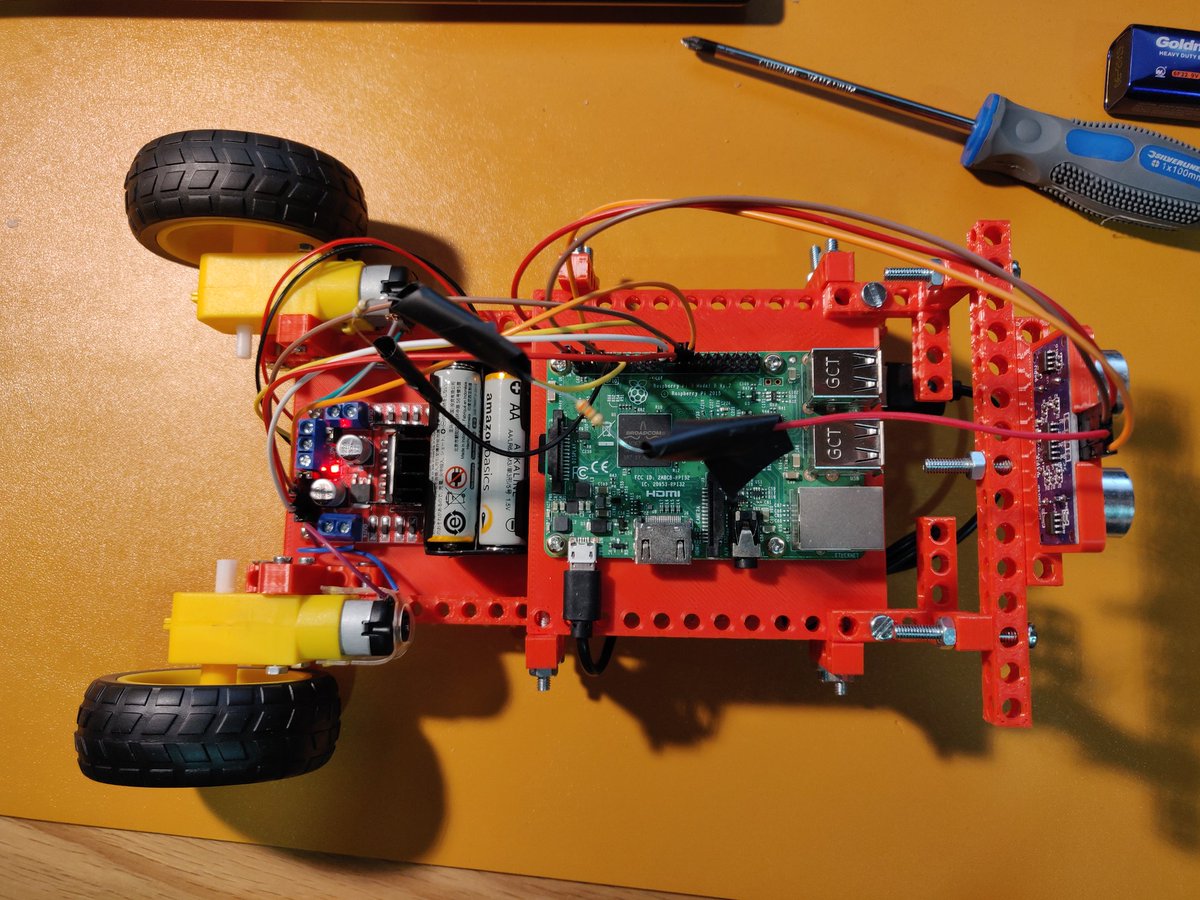 Javi__Pacheco's tweet photo. Domingo de montaje. Raspberry con batería, ruedas y sensor de distancia. He cambiado todo el chasis usando #BitBeam. Muy divertido, rollo Lego pero DIY. Sólo me faltan los sensores sigue líneas 😍 https://t.co/z7YAvJOu1f