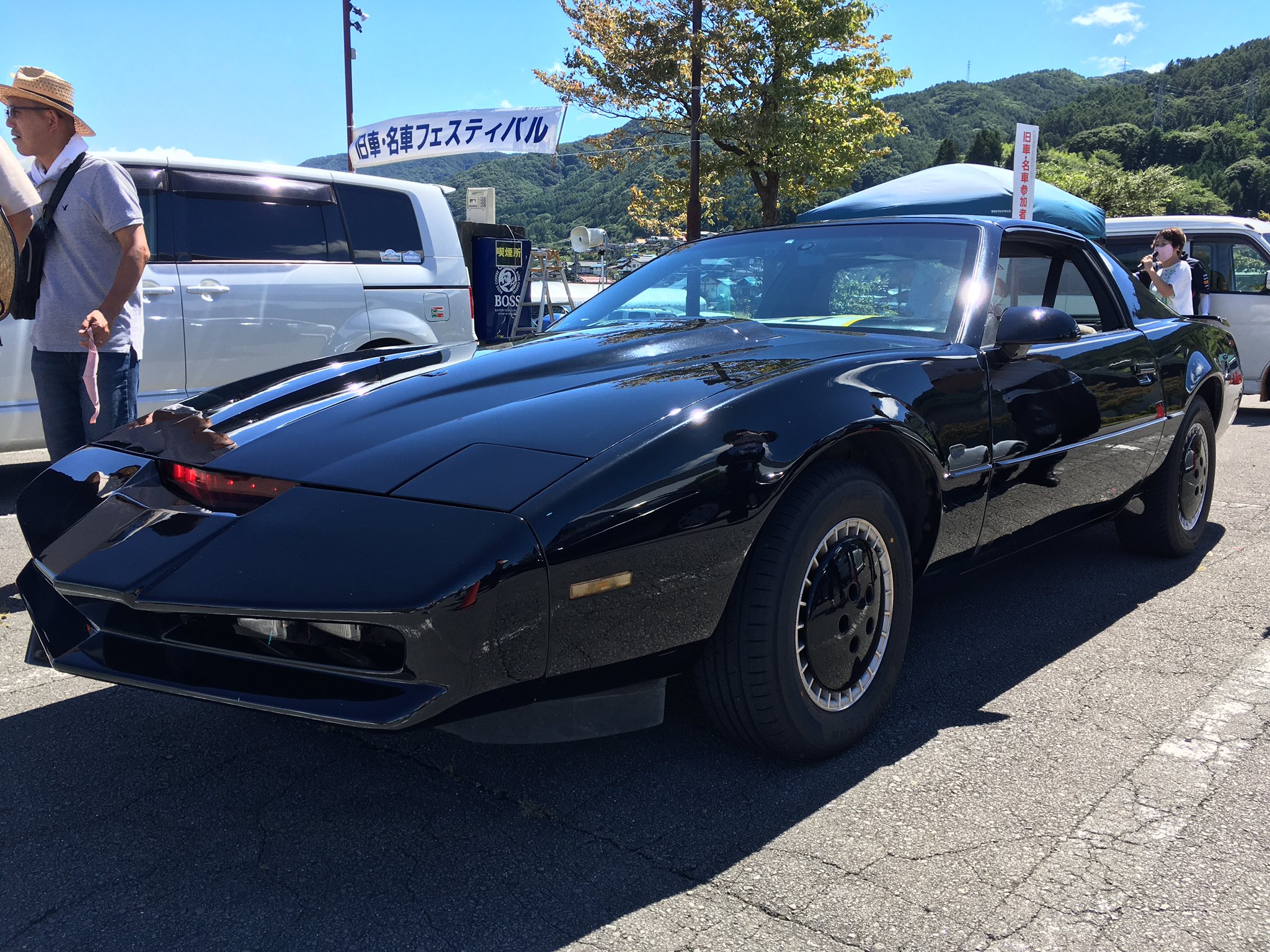 しゅんすけ 信州やお台場の旧車イベントではよく見かける 海外ドラマ ナイトライダーの劇中に登場する車 ナイト00のレプリカ ベースとなるアメ車を買って 内外装を作中同様に再現した力作 T Co Ib0wblckbd Twitter