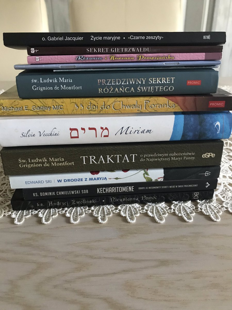 BetiRad's tweet photo. „Aby dzień Święty Świecić” już spotkaliśmy się z Jezusem 🙏więc przeglądam moje książki-kocham moje książki❤️A najwięcej mam tych...💙🌹🕊 #Maryja #MojaMama https://t.co/eBxIoLbJQZ