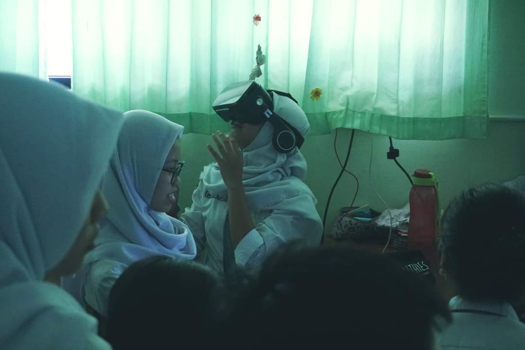 millealab's tweet photo. Aku melihat pelangi di atas sana. 

Dan buwong puyuh.. man.

#VirtualReality #virtualeducation #millealab #vrindonesia #vr #vredu
#edtech #education #sekolah https://t.co/cE0e4vWmiR https://t.co/VdiSOU3MOG