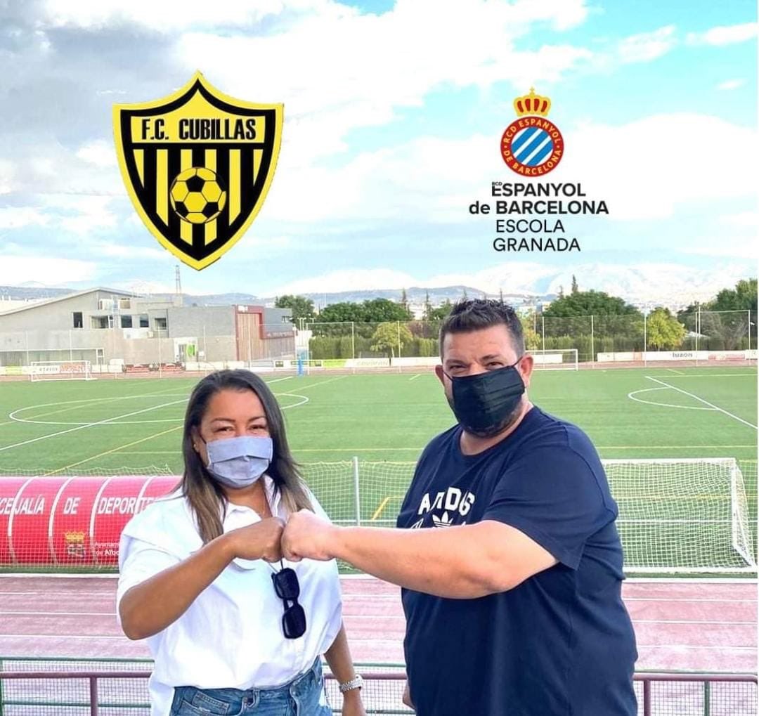 En la presente temporada 2020/2021 comenzamos una colaboración con RCD Espanyol de Barcelona Escuela Granada para fomentar el trabajo de cantera en la localidad de Albolote. El acuerdo entre los dos clubs servirá para darle continuidad al talento de la localidad de Albolote.