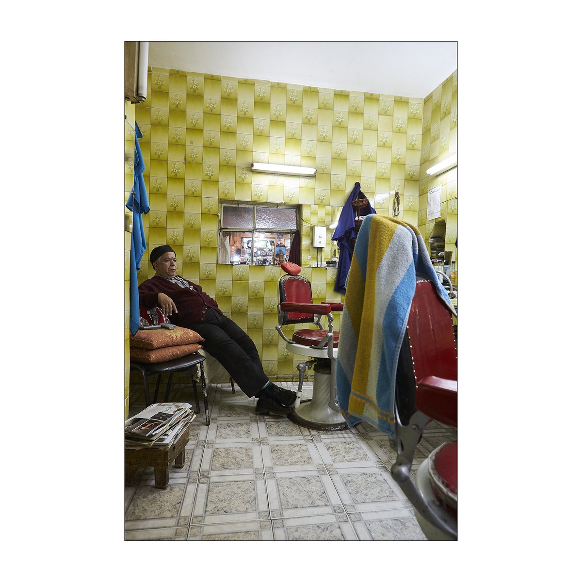 PaoloPowell's tweet photo. Another from the Lockdown project of Barbers and Hairdressers. This one was shot in Marrakech, Morocco. No posing ... just a quick ... "Do you mind if I take a picture"? https://t.co/SZsIyWoOPU