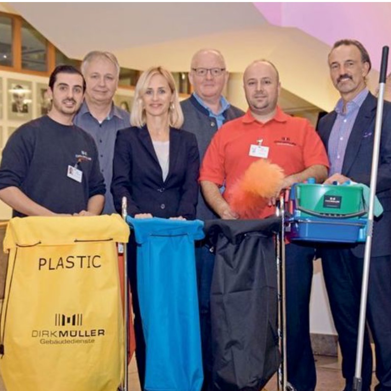Harmsen Trading zusammen mit Dirk Müller Gebäudedienstleister in Bonn. Statt #Plastikmüll waschbare #Entsorgungssäcke. #Cleangreen ist hier Programm!