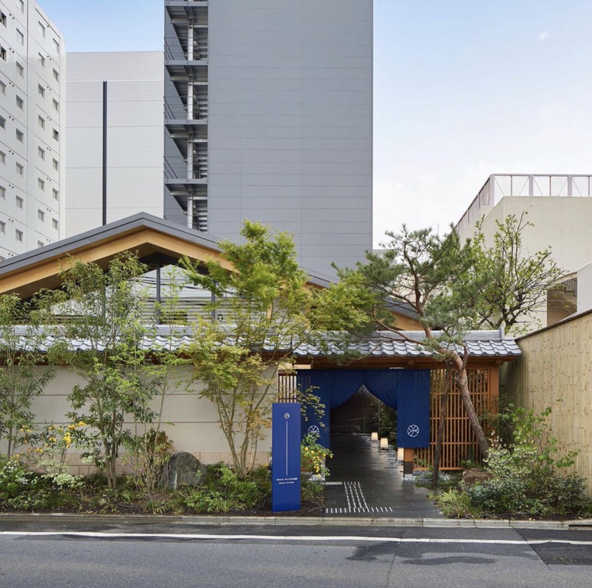 fuu_toon's tweet photo. 新宿で箱根を味わうことができる旅館
ONSEN RYOKAN YUEN SHINJUKU。

一歩踏み込めば箱根にワープ。
和モダンな館内もさることながら、一番の魅力は、最上階の露天風呂。
箱根の源泉から運んだ温泉でゆっくりと極上の癒し体験を一泊5,000円〜堪能することができる… https://t.co/BLOv16MctL