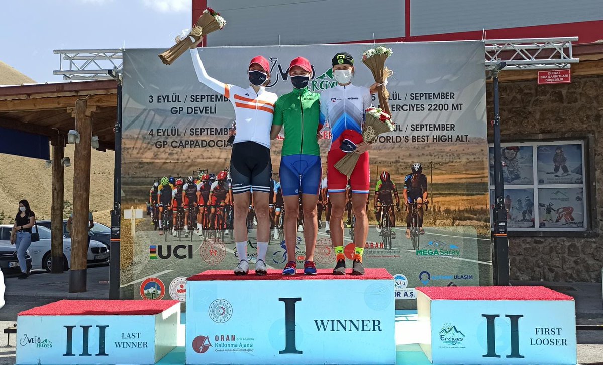POR TODO LO ALTO !!! Con podio de Carolina Upegui en el #GPWorldBestHigh de Turquía 🇹🇷,al lograr la tercera posición en la carrera de 88 kms con ascenso final de 22 kms a 2.200 SNM. 🇨🇴♣️🚴‍♀️🦁 #ComoNadie 
1️⃣  María Novolodskaia  🇷🇺2️⃣ Anastasia Chursina  🇷🇺 3️⃣ Carolina Upegui 🇨🇴
