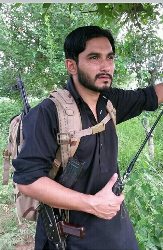 @faiqa_javid ہمارے بہت اچھے دوست ہیں بڑے بھائیوں کی طرح سے ہمارا اور ان کا گاؤں ساتھ ساتھ ہے بہت شوق تھا ان کو شہادت کا اللہ ان کی شہادت قبول فرمائے اور ہمیں بھی جہاد کے راستے پر چلنے کی توفیق عطا فرمائے https://t.co/UkWieekKMG