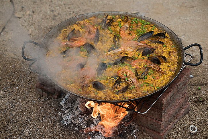 ajuntamentSPM's tweet photo. 🥘Diumenge d #FMSPM2020 és el dia d les paelles
Reinventem el concurs i participeu amb una foto de les vostres paelles des de casa!
‼️ A la foto ha d sortir l’edició 645 d @linformatiuSPM
📩cultura@staperpetua.cat
#FMSPMSegura #CuidemnosSPM
👉🏼BASES https://t.co/6gy1kZJNhk https://t.co/bVDZ1uSARv