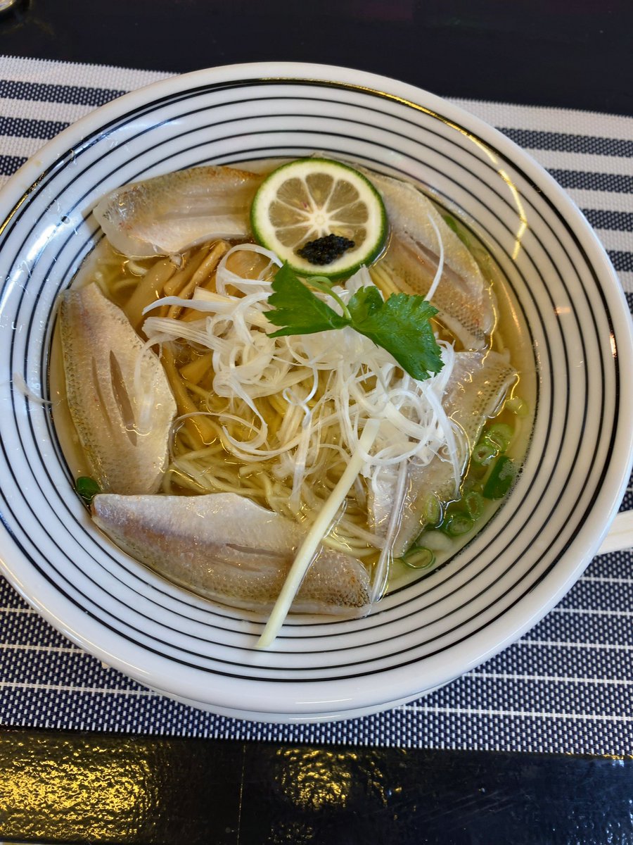 kingukazumi's tweet photo. 今日のランチは
nibosi noodle烏さん
2回目の訪問は
自分冷やしウニそば
相方さんはのどぐろ淡麗😌
ヤバイくらい美味しかった😍
途中焦がしバターの香りして‥
次はまぜそばにしなきゃ😊
#富里市ラーメン
#nibosi noo dle烏 https://t.co/DuKEco69qJ
