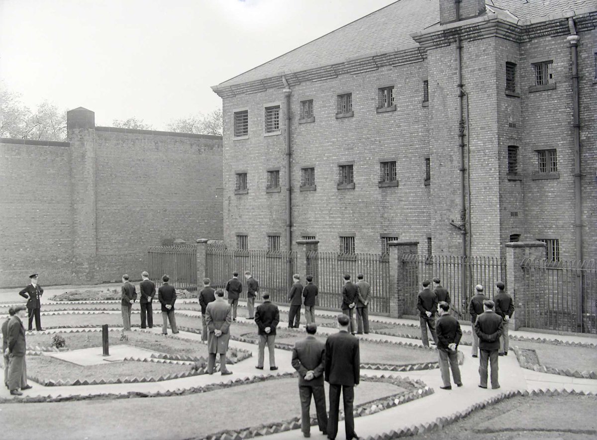 2/7 The walls of the prison were said to be the highest prison walls in the country, which might be why there's only ever been 1 escape. In December 1953 Albert Hattersley managed to get through a skylight in the workshop.