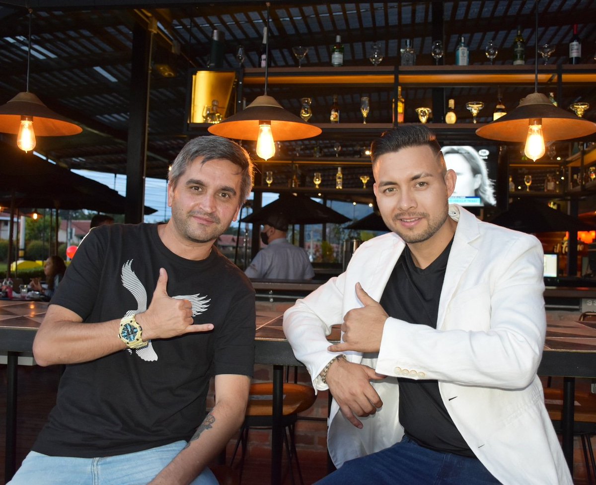 Andreshoyosc1's tweet photo. @FreddyCantante gracias por la confianza, en dejarme #dirigir y #proyectar Tú #carreramusical como #artista del #generopopular, se que cada día vamos dando pasos más fuertes y seguros con todo el buen trabajo del #Team FB y 😊🎙
#prensa @alexa_restrepo @ahcproducciones https://t.co/klrCdtPV0e
