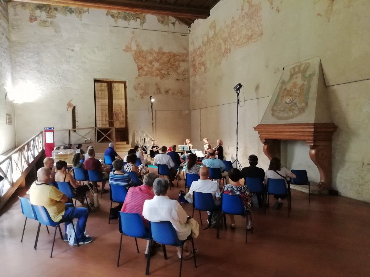 🎻Le sinopie della Sala del Pisanello a Palazzo Ducale allietate dalle note di Bach e Mozart eseguite da Massimiliano Salmi (oboe), Corinne Curtaz (violino), Jörg Winkler (viola) e Beatrice Guarducci (violoncello) 🎶🎶
#mantovachamber #tramesonore #oficinaocm