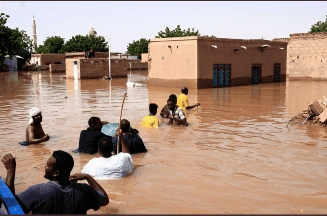 drassagheer's tweet photo. بادر كثيرون بالتعاطف مع كارثة مرفأ #لبنان وتقديم ما يجب عليهم، ووصل الأمر بالفتى الرقيع إلى ما هو أكثر من التعاطف !
لكن اختفى ذلك كله في كارثة فيضان #السودان هل المساعدات مرتبطة ببرودة الطقس، أم بدفء الأحضان ؟! #السودان_تغرق https://t.co/jOxaKxNITw