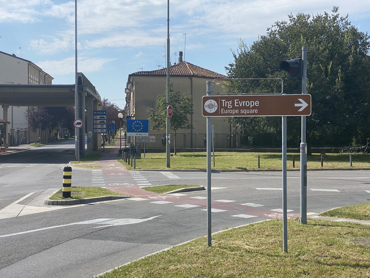 centochilometri's tweet photo. Comprendo sia un’idea un po’ naïve, ma il mio mondo ideale è quello dove si possono attraversare tutte le frontiere così, a piedi, senza visti blocchi controlli o recinzioni. #siviaggiare #noborders https://t.co/pvSvQbELIp