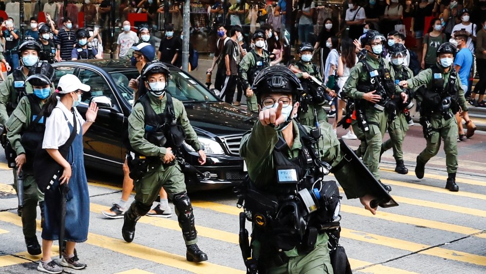 AJEnglish's tweet photo. Hong Kong police fire pepper balls at pro-democracy protesters opposed to the postponement of a local election https://t.co/XSZDlXfpbf https://t.co/lrsFC0wZbc
