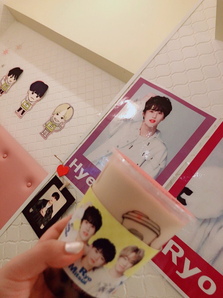 Just7x7_sk's tweet photo. ONカペも素敵だったけど自由が丘の外観も店内もめちゃ豪華な飾りでかわいかったあああ🥰🤍(写真撮るの下手すぎてごめんなさい🙏)

あんなにかわいいの10日で終わっちゃうの悲しい😭😭😭

#gegg_cheer_event
#カプホルイベント
#ヒョンス
#ユンソル
#三井瞭 https://t.co/2sYTkEe00Z