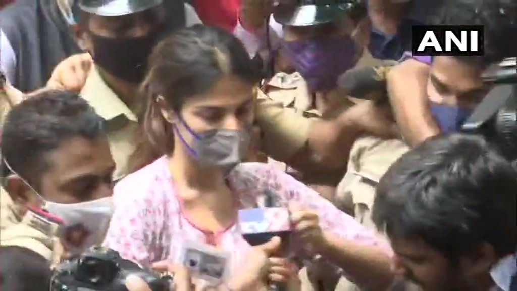 iluckypandat's tweet photo. Rhea Reached NCB office.

#RheaChakraborthy 
@GauravJ40127685 https://t.co/41sIuSmkZR