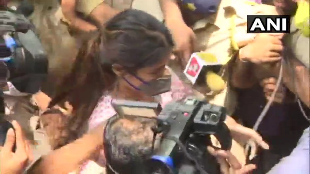 iluckypandat's tweet photo. Rhea Reached NCB office.

#RheaChakraborthy 
@GauravJ40127685 https://t.co/41sIuSmkZR