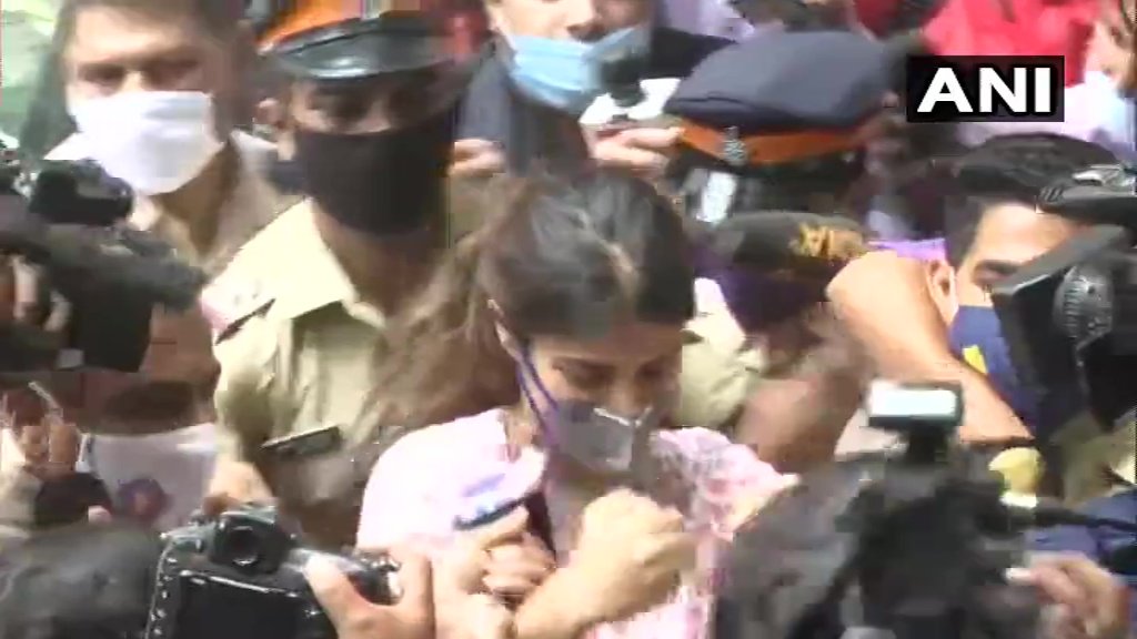 iluckypandat's tweet photo. Rhea Reached NCB office.

#RheaChakraborthy 
@GauravJ40127685 https://t.co/41sIuSmkZR