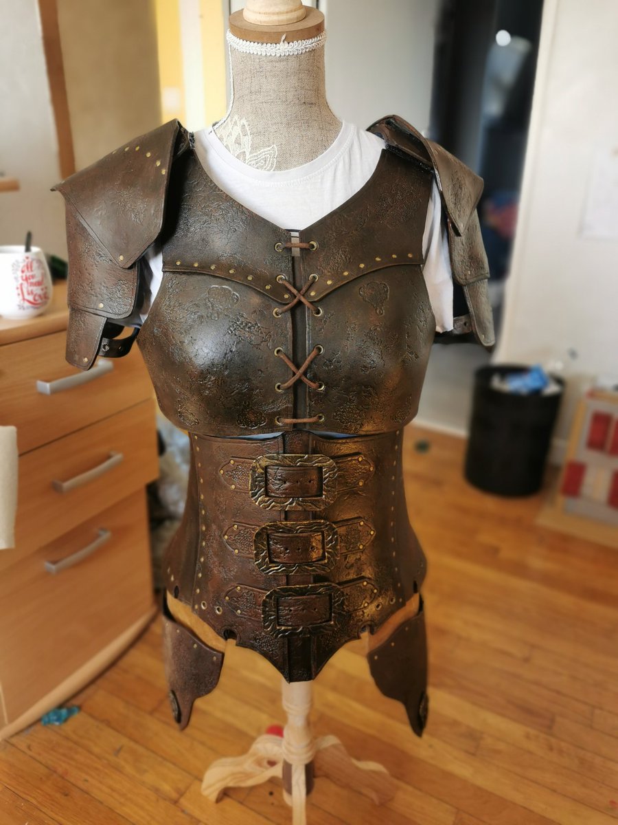 Cosplay_Tinker's tweet photo. Foam armor is awesome. Needed some love for next weekend convention 😁
 #foamsmith #cosplay #cosplayergirl #wip https://t.co/zlng4HGlLP