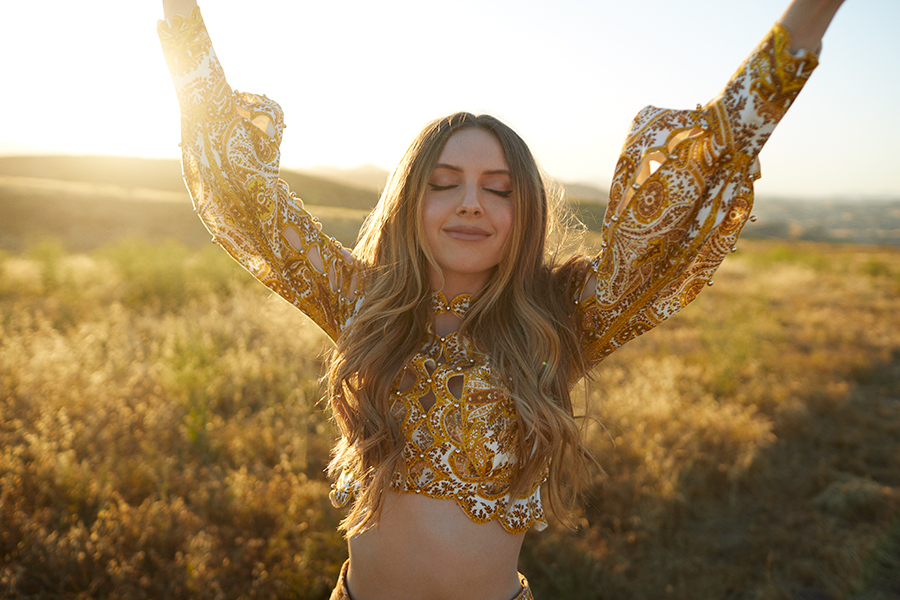 1883Magazine's tweet image. Talking current single #BeautifulEscape we meet musician and 1883 #coverstar @livvia in the #RESETissue
//
To order---&amp;gt;1883magazine.com/store
//
👗 #MontyJackson 💇‍♀️ #LauraPolko 💄 #JennaKristina
//
#LIVVIA #singer #pop #1883magazine #cover