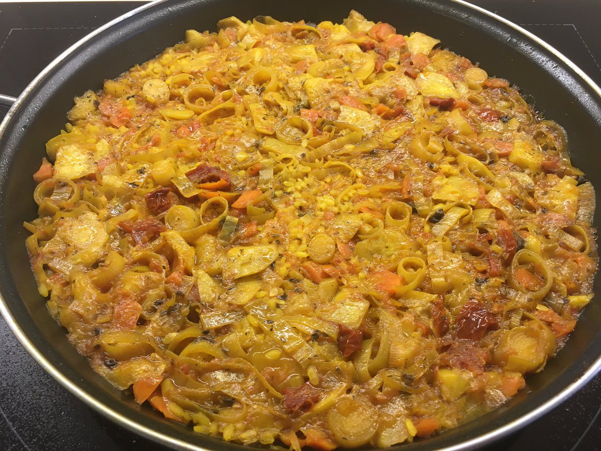 vic_pallares's tweet photo. #LaPaellaDeLosDomingos
La #paella, icono de la gastronomía🇪🇸conquistando paladares en todo mundo por su exquisito sabor y sus múltiples variantes. Hoy nuestra opción: #paelladeverduras, para tres.
Maridada con un #Rueda #Verdejo #JosePariente
@capac11s @carloscp9 https://t.co/3le8iELhHd