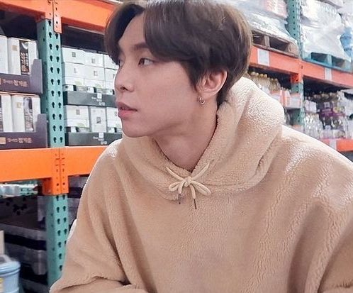 Hari ini ikut papa grocery shopping “Papa ini enak“  “Iya..tp jangan bilang mama kita beli ini ya”