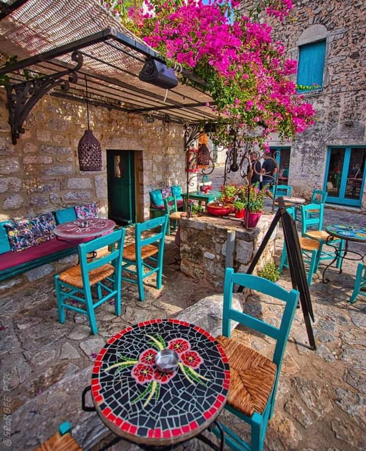 "Herkes  içindeki  hayali  yaşamak  için  yaratılmıştır"
Yaptıklarımızdan değil, yapmadıklarımızdan pişman olmayalım..
🌸🌈🍀☕️🌿🌼🌿🌺