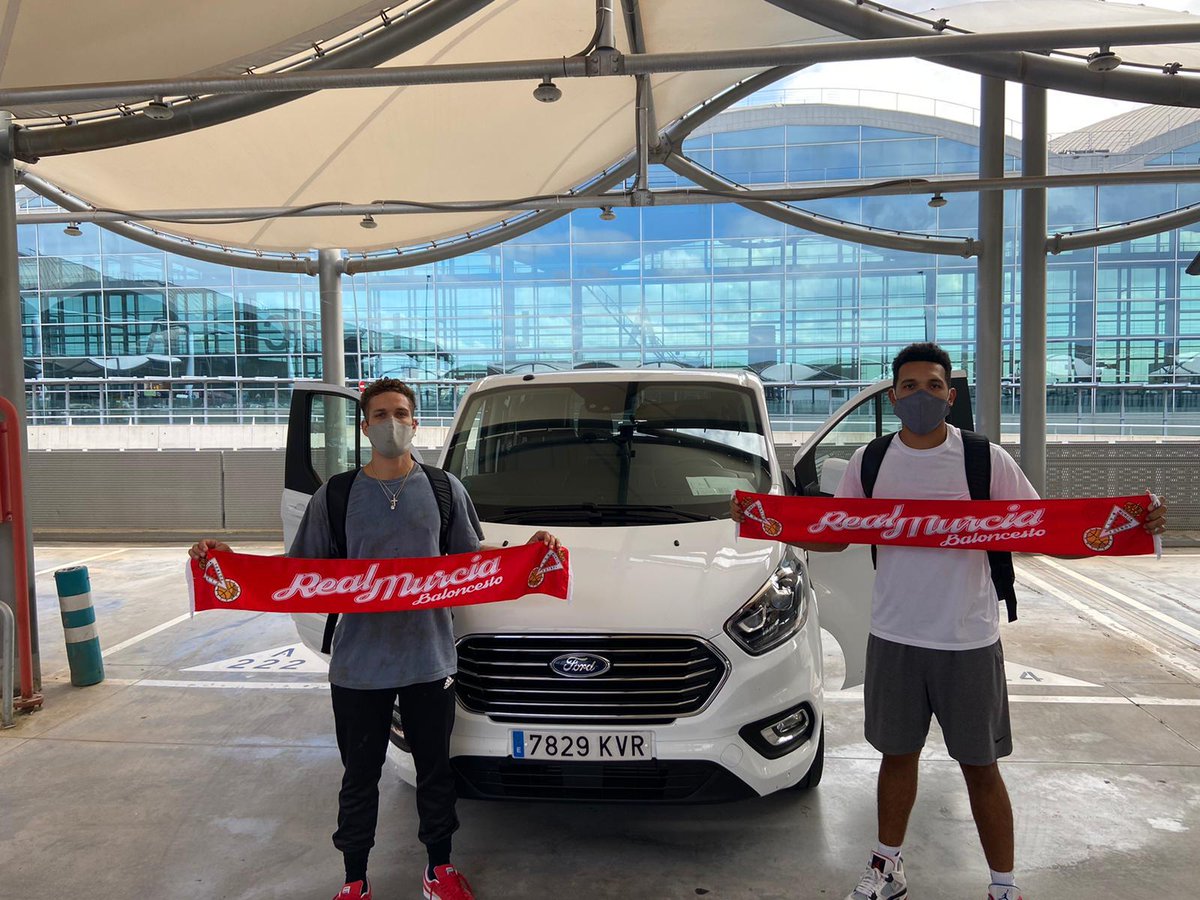 RMUBaloncesto's tweet photo. Esto es un no parar 🔥 @p_whelan1Two y @gmlozoya también han llegado a Murcia ya 🥰

🚐 De nuevo y como siempre, muchas gracias @ArcomovilFord y @grupoterramovil por el transporte 😎

#SeguimosSoñando https://t.co/r1w0k5Rnmi
