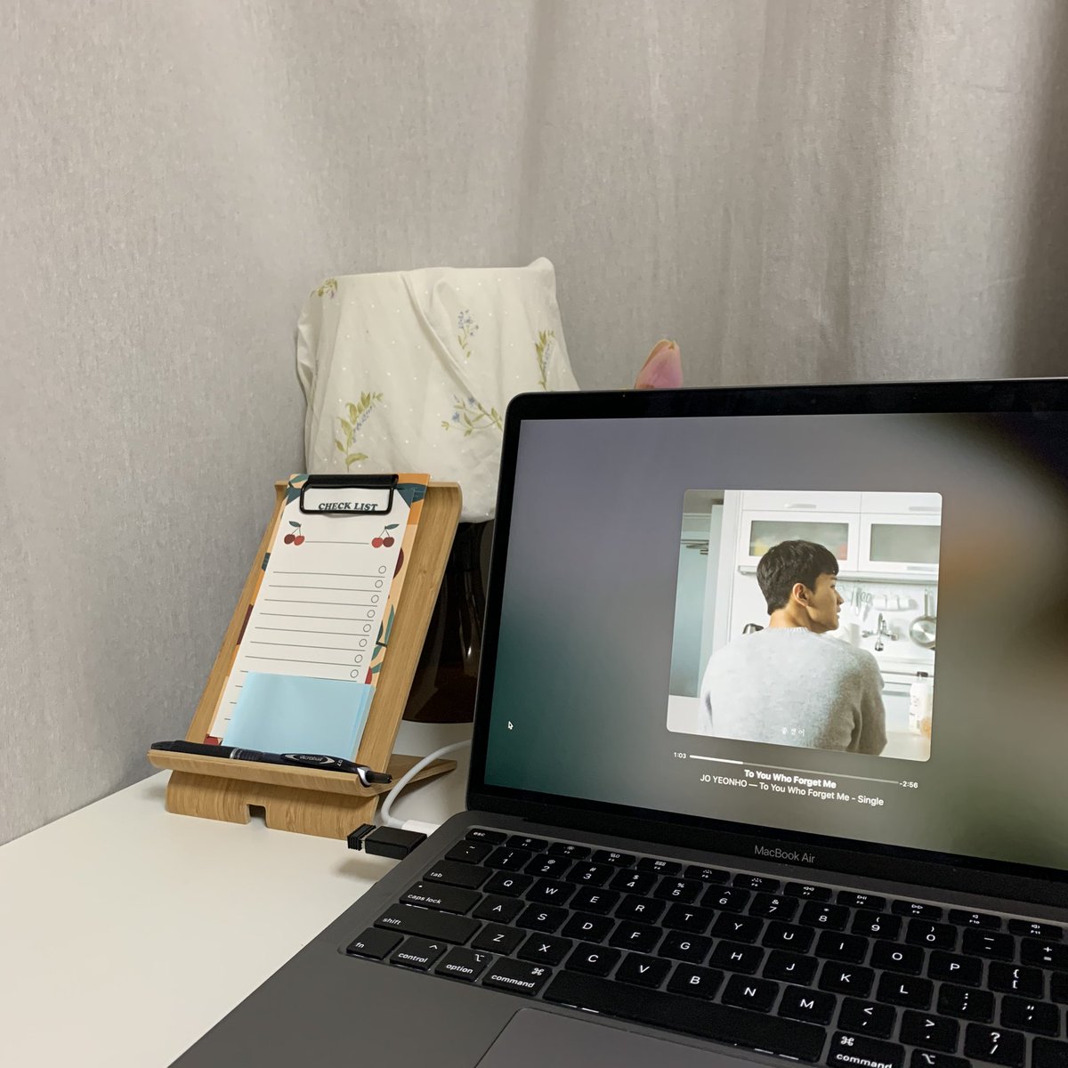 _sarang02's tweet photo. 台風のせいか電波悪すぎて落ちちゃうからzoomは諦め🤦🏻‍♀️本の続きでも読も、、 https://t.co/KUPk3ZGoRW