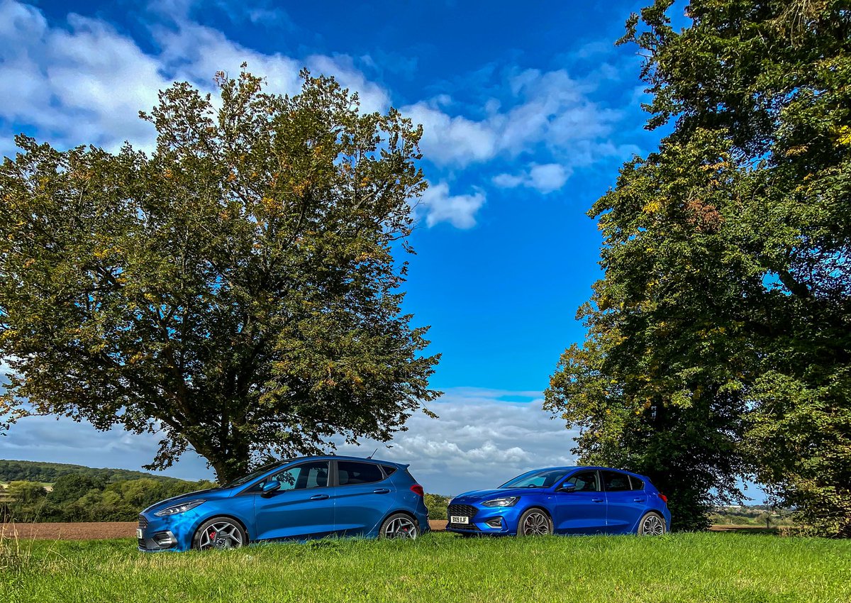 Gregory_B_C's tweet photo. Chance meeting of cousins @forduk #fiestast #focusstlinex #blue #bluesky https://t.co/VeSlBfMxae