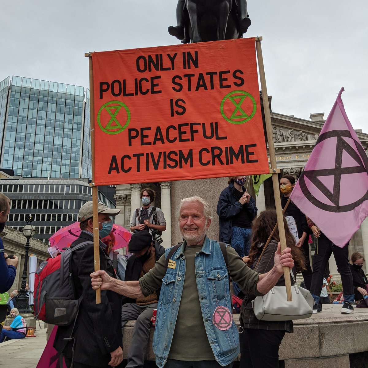 ‼️BREAKING‼️

Bail for some rebels includes the condition that they must not contact other XR members. The state is trying to ban peaceful protesters acting to stop environmental collapse.

This is an attack on democracy and free speech.

Why isn't the media all over this?