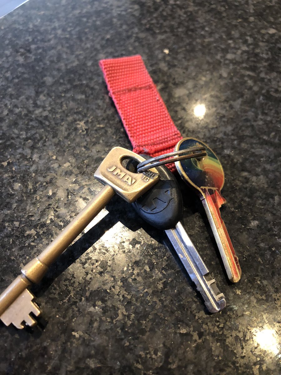 garethdcoles's tweet image. Keys found in Pontcanna fields this morning. Distinctive key tag. Message me to collect #keysfound #pontcanna #cardiff @PontcannaHub